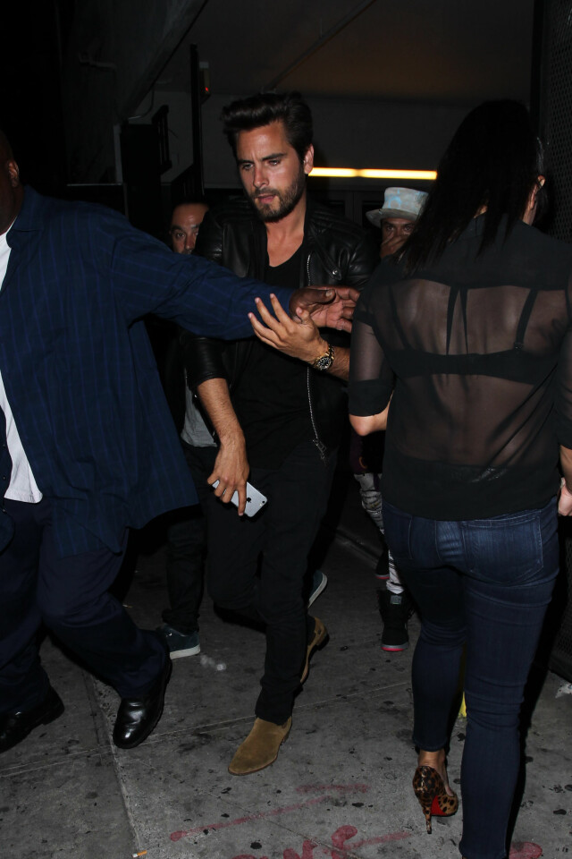 ANGRER: Scott Disick skal ifølge UsWeekly og Hollywood Life savne Kourtney Kardashian svært mye. Her forlater han nattklubben Warwick i Hollywood i midten av august. Foto: Splash News ANGRER: Scott Disick skal ifølge UsWeekly og Hollywood Life savne Kourtney Kardashian svært mye. Her forlater han nattklubben Warwick i Hollywood i midten av august. Foto: Splash News